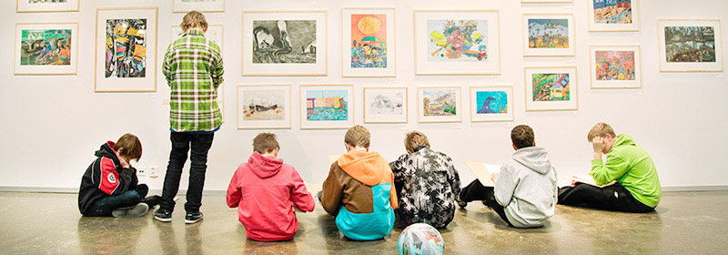 Kuvituskuva lapsista näyttelyssä