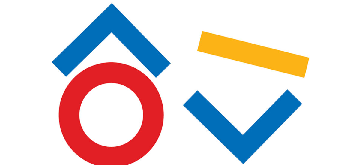 Valkoisella pohjalla sinisiä, punaisia ja keltaisia geometrisia kuvioita. Kausiesite