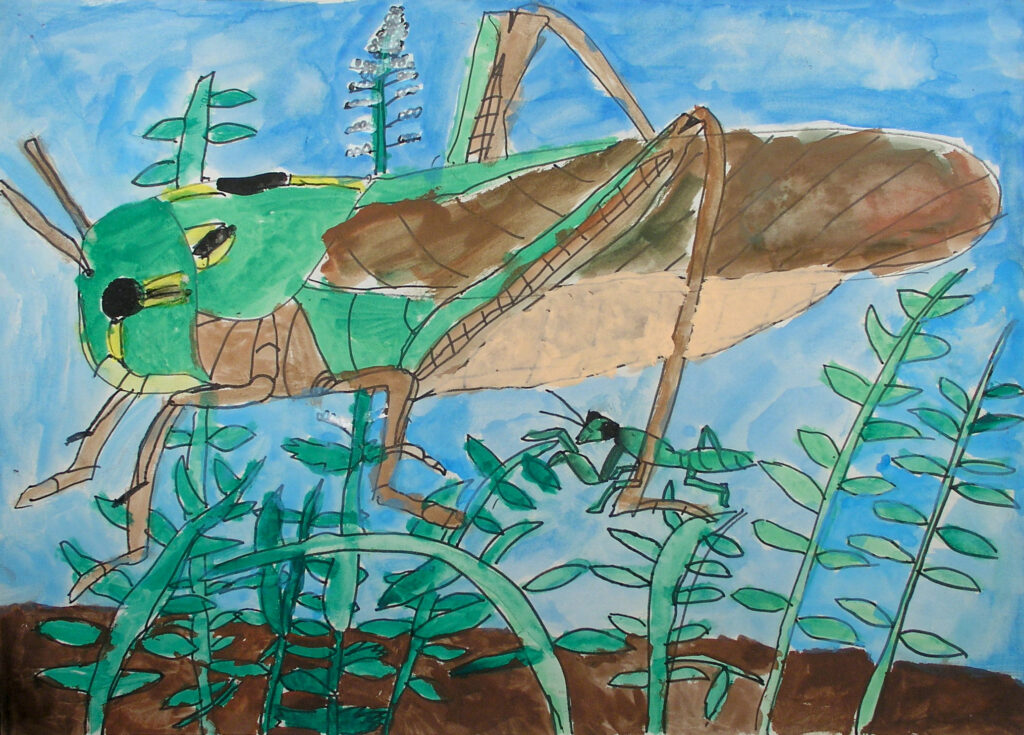 Lapsen tekemä teos vihreä-ruskeasta heinäsirkasta vihreiden korsien keskellä