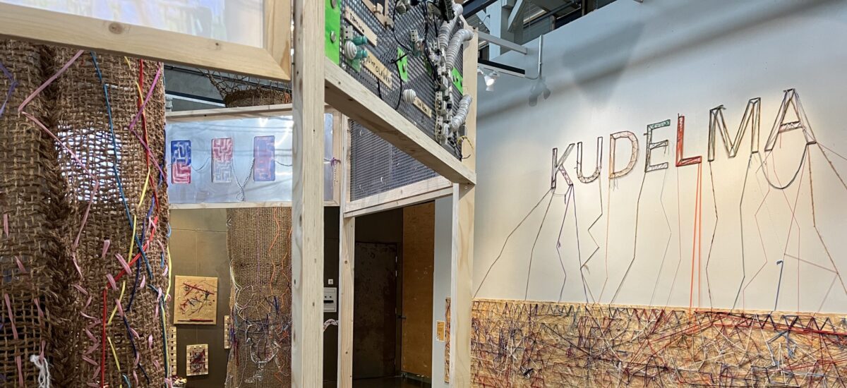 Kuvassa on näkymä Villa Artun 20 v juhlanäyttelystä.